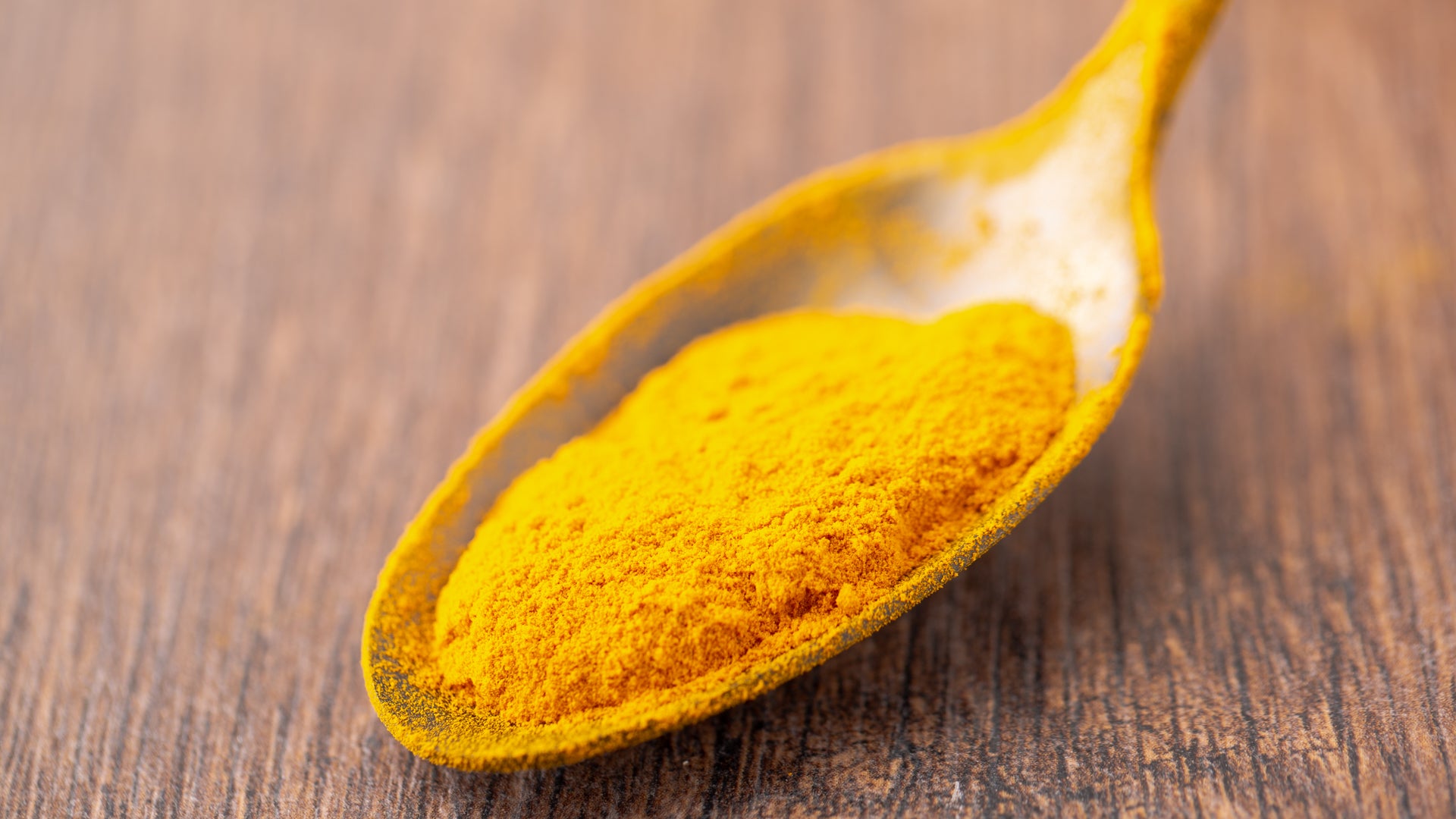 Kurkuma – 7 Dinge, bei denen dieses Gewürz dir helfen kann