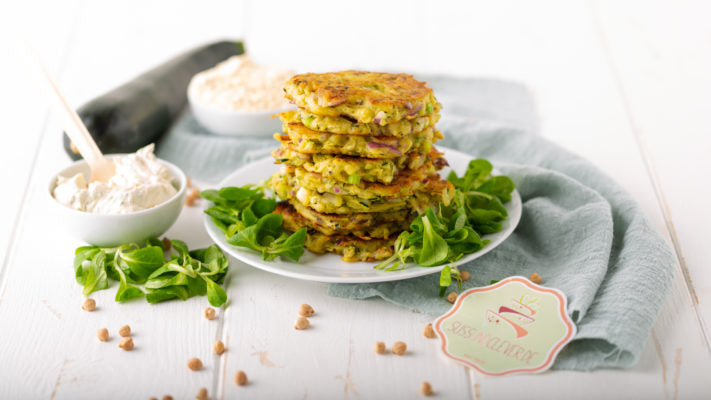 Zucchini-Kichererbsen-Puffer mit Cashew-Dip