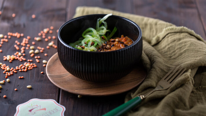 Zucchini-Nudeln mit mediterraner Linsen-Sauce