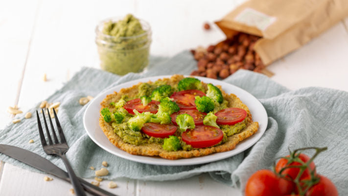 Quinoa-Pizza mit Erbsen-Pesto und Brokkoli