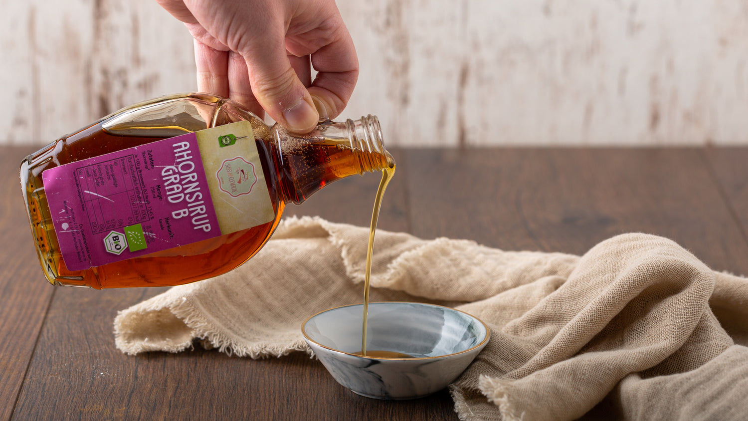 Ahornsirup ist ein aromatisches Süßungsmittel mit der Konsistenz von Honig