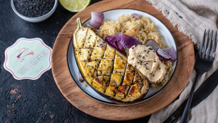 Ofen-Aubergine mit Quinoa & Hummus