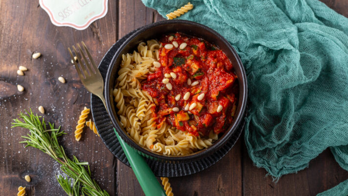 Schnelle Zucchini-Tomaten Pasta | mit Kichererbsen-Fusilli