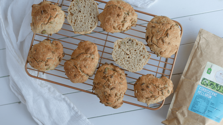 REZEPT:Kürbiskern-Brötchen | mit Joghurt